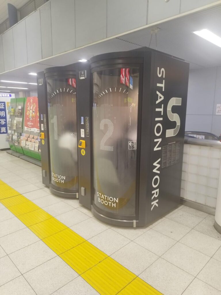 עמדת עבודה בתחנת רכבת בטוקיו