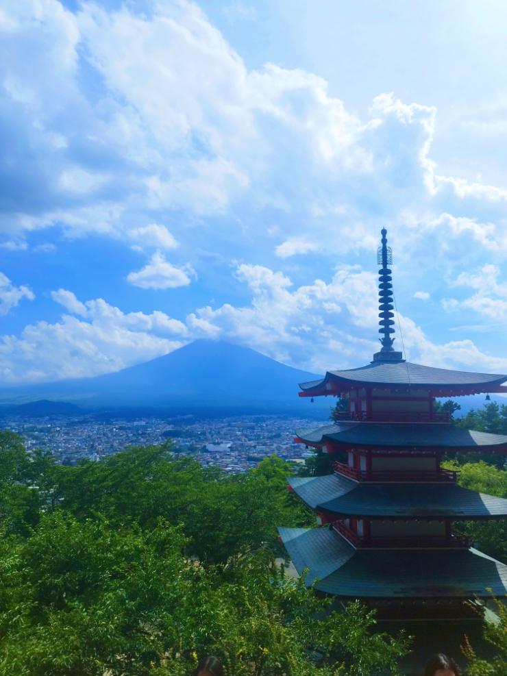 הפגודה האדומה בקיץ
