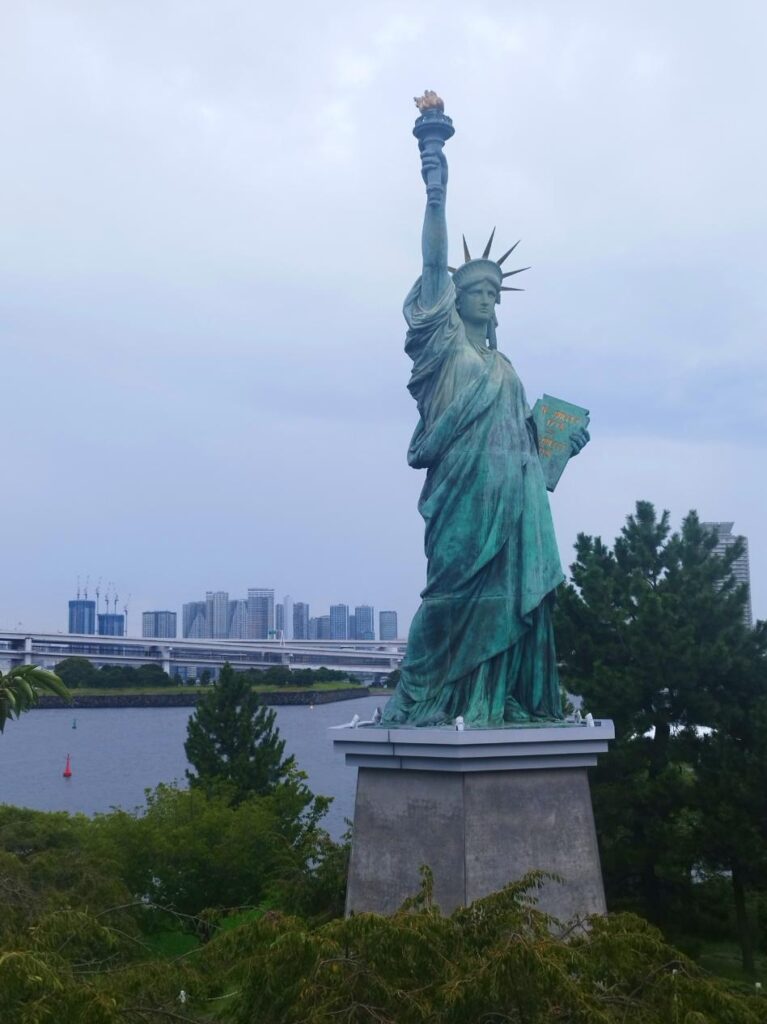 פסל החירות בטוקיו